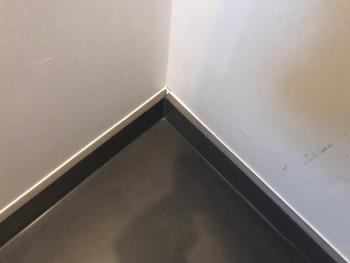 Bovenaanzicht vd plinten douchekamer (onderzijde gesiliconeerd/bovenzijde opgespoten met Elastofill)